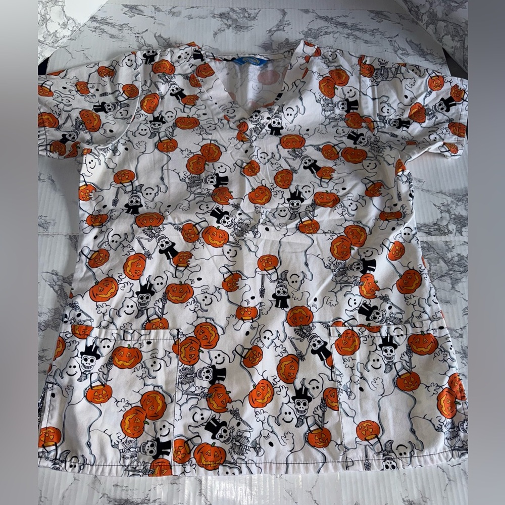 Scrub Wear Women's Halloween Scrub Top Size M ? Skeleton Pumpkin Nurse READ